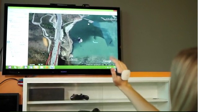 Une fois installé, le pilote du boîtier iMotion peut fonctionner avec n’importe quel ordinateur ou téléviseur équipé d’une webcam. On le voit ici utilisé pour naviguer dans Google Earth. © Intellect Motion