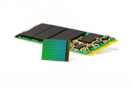 Intel entre à son tour sur le marché de la mémoire Flash en trois dimensions. Associé à Micron, le géant américain a mis au point des puces mémoire dont l’architecture en 3D se compose de 32 couches verticales interconnectées. Le fondeur annonce des SSD de la taille d’une gomme d’une capacité de 3,5 To et des SSD standard de 2,5 pouces qui pourront contenir jusqu’à 10 To de données. © Intel