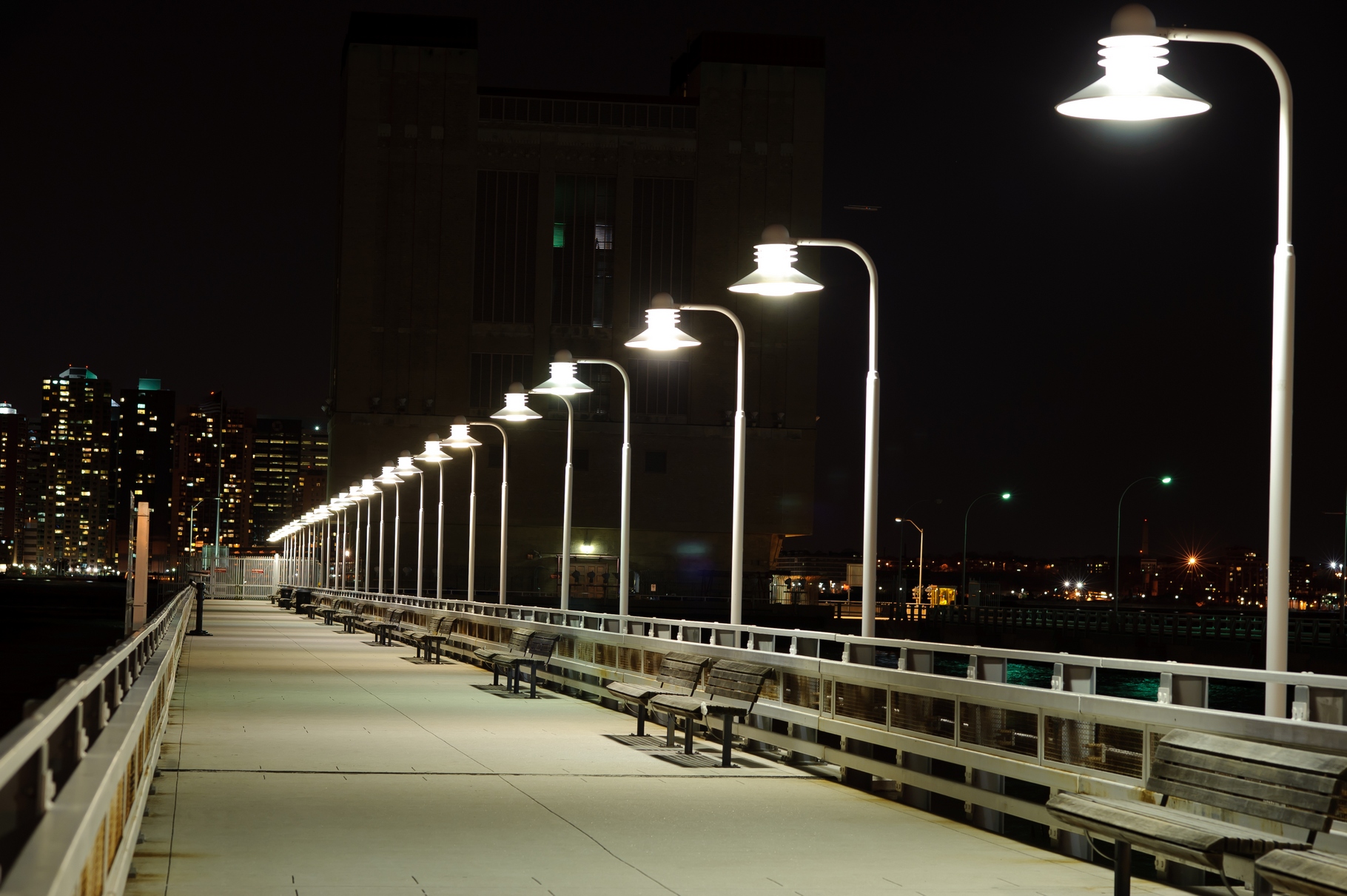 Si l’éclairage urbain est indispensable pour créer un sentiment de sécurité, rien n’interdit de l’utiliser seulement quand cela est nécessaire, c’est-à-dire au passage de piétons, cyclistes ou véhicules. © Sorbis, Shutterstock