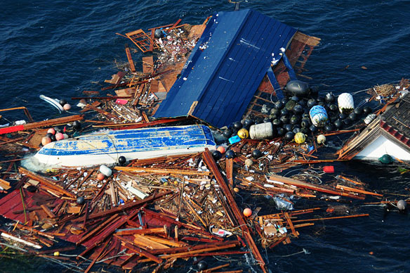 Ce type de plaque de débris a été observé quelque temps après le tsunami. Aujourd'hui il n'existe pas à proprement parler de plaques de déchets, la pollution marine engendrée par le charriage des débris japonais s'est répandue dans tout le gyre du Pacifique Nord. © NOAA