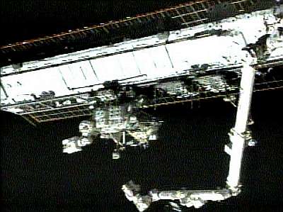 Sous la poutre, le MT (Mobile Transporter) est parfaitement visible. A droite, le Canadarm2. Document Nasa (30 novembre 2002).