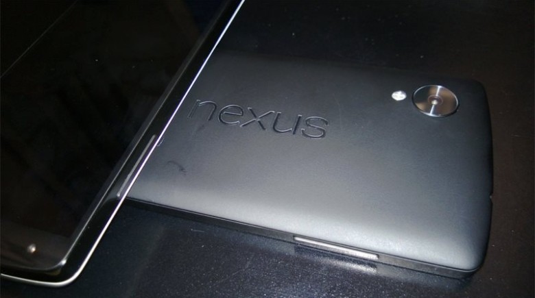 Cette photo supposée du Nexus 5, publiée fin septembre par un internaute sur le forum de MacRumors, ressemble fortement à l’illustration que l’on retrouve dans le manuel utilisateur qui vient de fuiter sur Internet. © Aohus, MacRumors