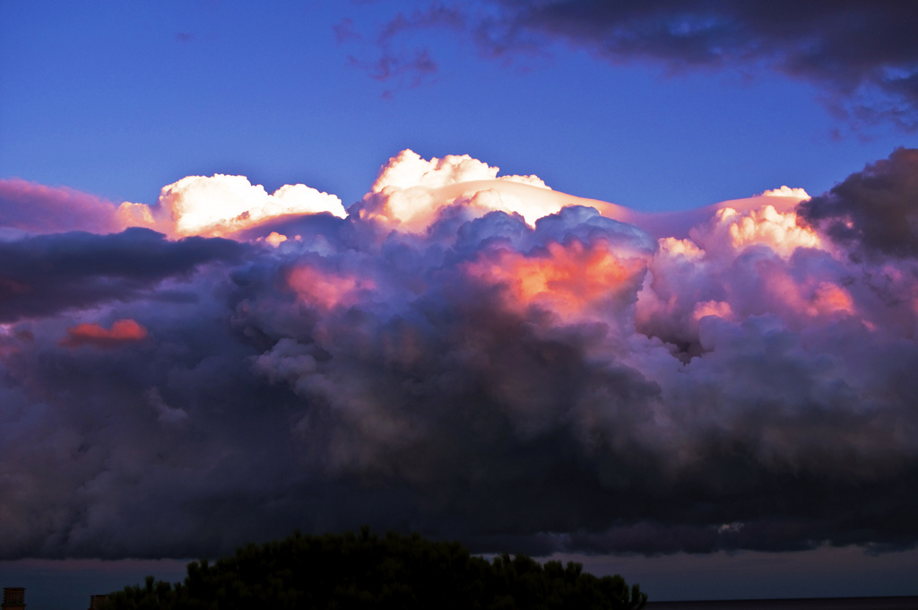 Suivant sa forme et son altitude, le nuage peut réchauffer ou refroidir&nbsp;l’atmosphère. Le mécanisme de formation de la couverture nuageuse est l’une des plus grandes incertitudes en prévision climatique. © cremona daniel, Flickr, cc by 2.0