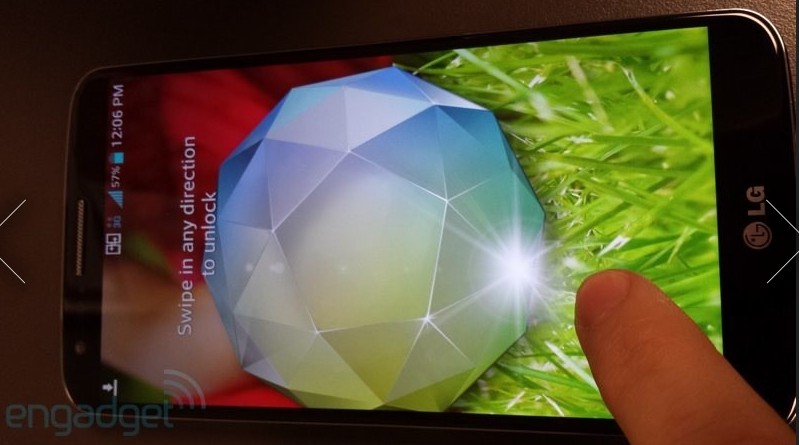 Selon le site&nbsp;Engadget, cette photo est celle du LG Optimus G2 qui sera officiellement présenté le 7 août à New York. Il devrait être équipé de l’écran 5,2 pouces Full HD ultrafin mis au point par LG Display. © Engadget