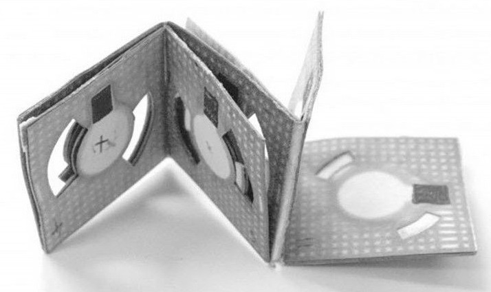 S’inspirant de la technique de pliage origami, cette batterie en papier est alimentée grâce à un métabolisme microbien produit à partir d’une goutte d’eau usée. Elle délivre quelques microwatts qui peuvent alimenter un biocapteur. © Université de Binghamton