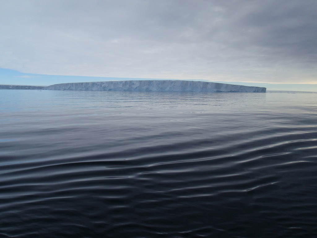 Le glacier Pine Island s'étend sur la mer, sous forme de plateforme glaciaire, dans la mer d'Amundsen. Il couvre près de 175.000 km2 et représente 10 % de la partie ouest de la calotte polaire Antarctique. © Pierre Dutrieux, British Antarctic Survey