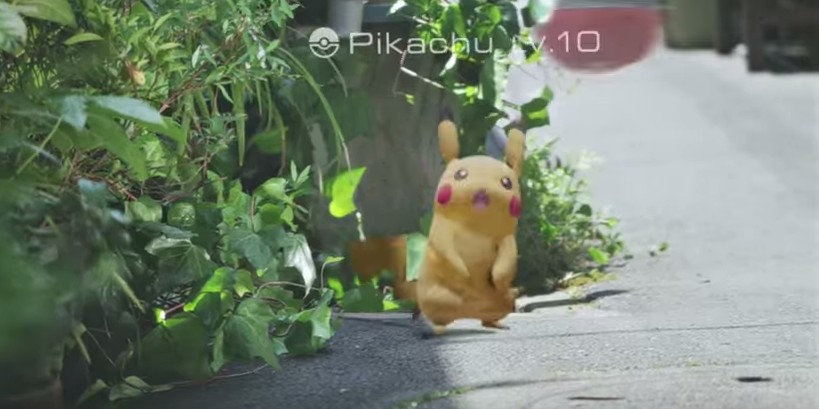 Avec Pokémon Go, Nintendo veut offrir une expérience de réalité augmentée inédite aux joueurs qui pourront chercher et capturer les personnages virtuels cachés n’importe où dans le monde réel. © Nintendo