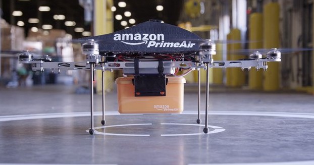 Ce drone conçu par Amazon est actuellement testé par le département de recherche et développement de la société pour élaborer un service de livraison en 30 minutes. Le géant du e-commerce affirme que grâce à ses huit moteurs, il peut soulever des colis de 2,3 kg. © Amazon