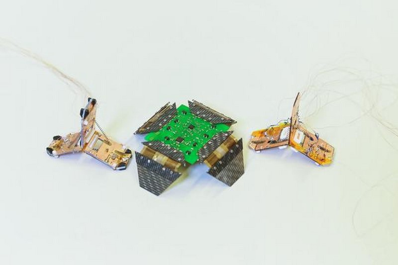 Les deux « robogamis » créés par l’École polytechnique fédérale de Lausanne. Au centre, un modèle à quatre pattes qui peut ramper et se replier sur lui-même. Il est entouré par deux Tribot, le dernier-né du laboratoire de robotique reconfigurable. © Alain Herzog