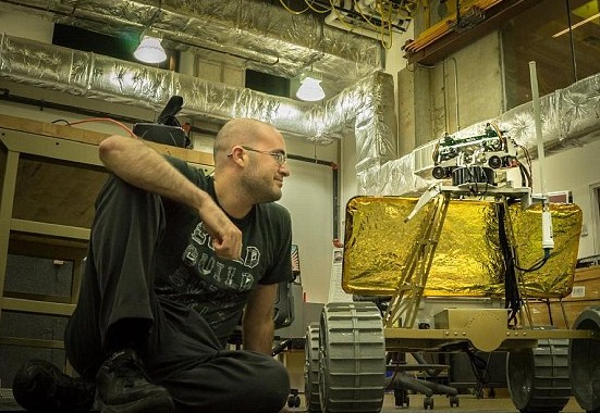 Daniel Shafrir est l’étudiant qui pilote le projet de rover lunaire à l’université Carnegie Mellon. L’engin sera envoyé sur la Lune début 2016. Sa caméra 3D motorisée se synchronisera avec les mouvements de la tête d’une personne équipée d’un casque à réalité virtuelle. L’utilisateur aura le sentiment d’être sur la Lune et de regarder avec les yeux du robot. © Daniel Shafrir, Carnegie Mellon