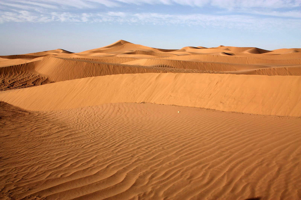 Actuellement, le désert du Sahara s'étend sur 7.500 km, couvre 12 millions de km2&nbsp;et traverse 10 pays : l'Algérie, l'Égypte, la Libye, le Mali, la Mauritanie, le Niger, le Soudan, le Tchad,&nbsp;la Tunisie et le territoire du Sahara occidental (non officiel et revendiqué).&nbsp;© David Domingo, Flickr, cc by nc sa 2.0