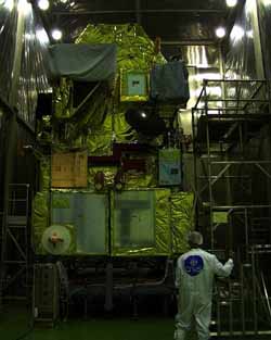Le satellite japonais Adéos II.L'instrument Polder est sur la droite.Crédit : CNES