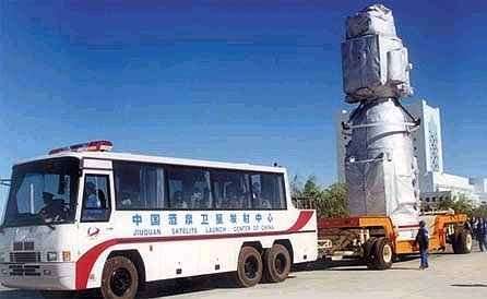 Le vaisseau Shenzhou 1 à sa réception sur la base de Jiuquan. Crédit Agence spatiale chinoise.