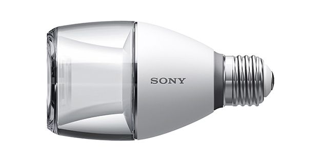 Cette ampoule Led d’aspect anodin cache… un haut-parleur. La Light Bulb Speaker se contrôle à l’aide d’un smartphone ou de la télécommande avec laquelle elle est livrée. Il est possible de piloter l’intensité lumineuse mais également la lecture de la musique depuis un terminal mobile. © Sony