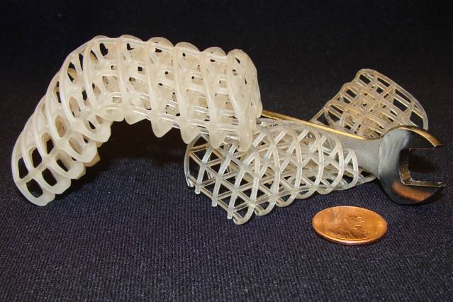Ces structures en 3D sont faites avec le matériau à changement de forme créé par le MIT. Il est à base de mousse de polyuréthane enrobée de cire. La structure de gauche est dans son état solide après avoir adopté la forme voulue. La structure de droite est dans son état souple qui lui permet d’épouser les formes. © Massachusetts Institute of Technology