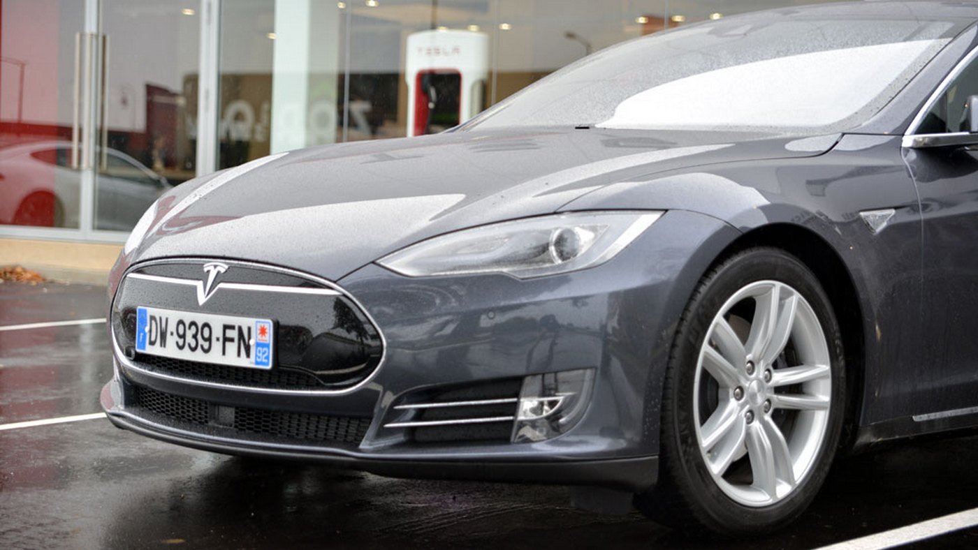 L’implantation de la marque nord-américaine Tesla date d’il y a un peu plus d’un an. Elle a récemment ouvert un espace de vente de 3.500 m² à Chambourcy dans les Yvelines. © Numerama