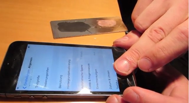 Sur cette capture issue de la vidéo de démonstration publiée par un hacker du Chaos Computer Club, la personne déverrouille le lecteur Touch ID de l’iPhone 5S en se servant d’une copie d’empreinte digitale réalisée en latex. © Starbug