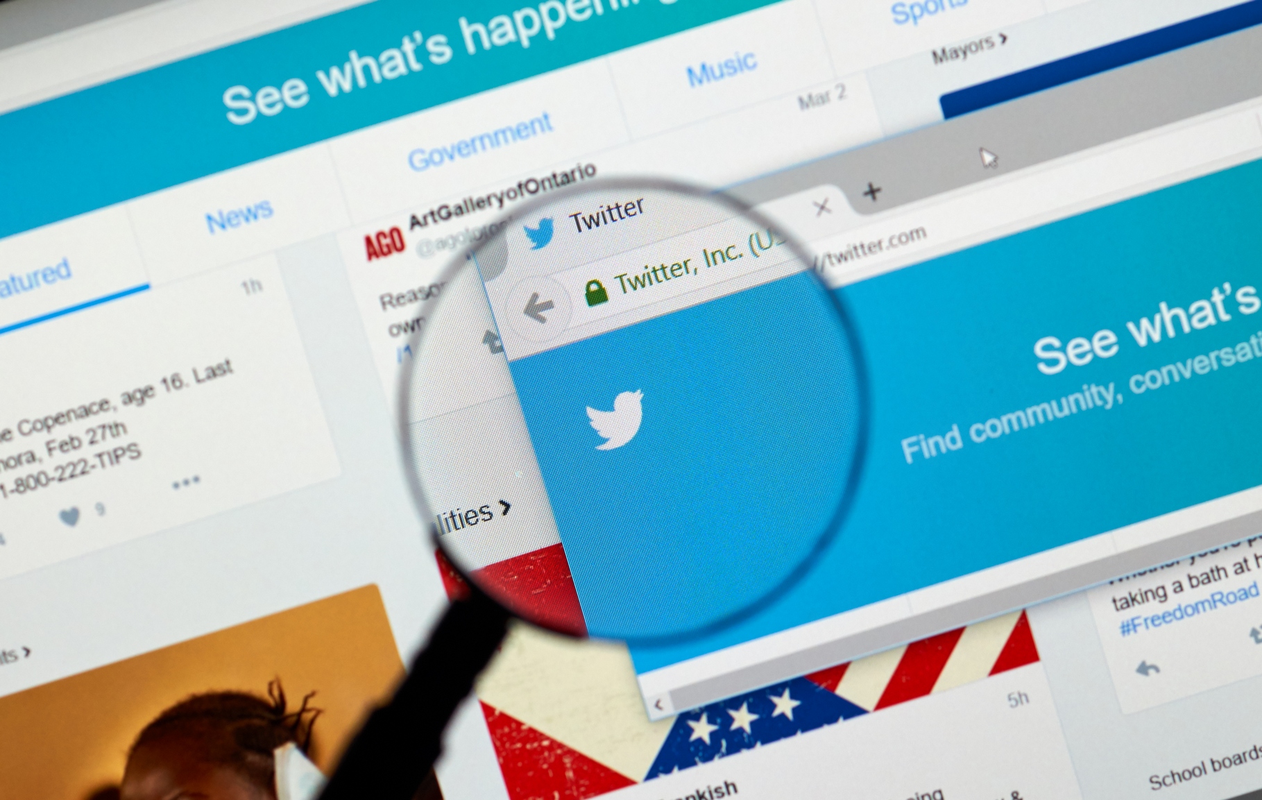 La recherche sur Twitter n’est pas différente de ce que les moteurs de recherche proposent sur Internet. Cependant, des options spécifiques permettent notamment de trouver des contenus en fonction de leur popularité. © Dennizn, Shutterstock