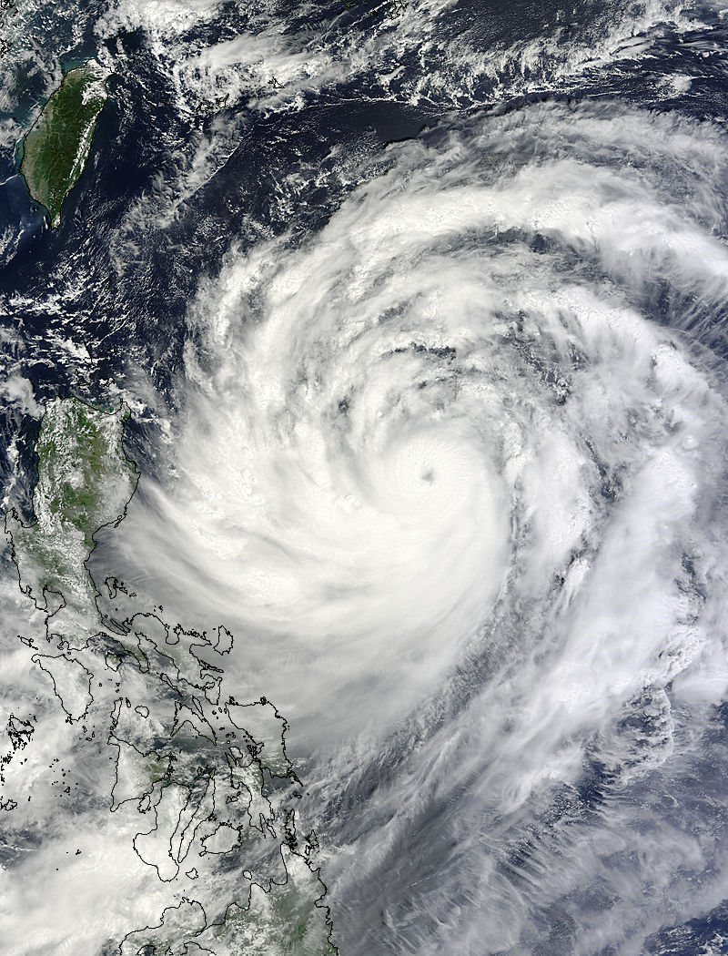 L'instrument Modis, à bord du satellite Terra de la Nasa, a capturé cette image du typhon Usagi se&nbsp;déplaçant près des Philippines, le 19 septembre à 2 h 25 UTC&nbsp;(4 h 25 du matin en France).&nbsp;© Nasa