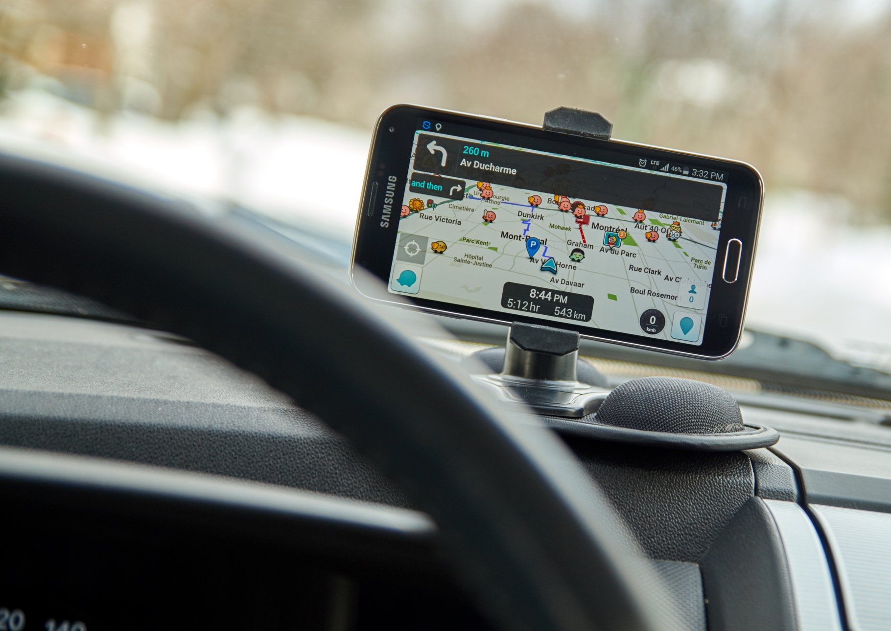 Les applications de type GPS montrent l'exemple en ôtant la fonction qui permet de repérer la présence des policiers et des gendarmes. © Dennizn, Shutterstock