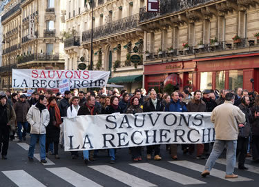 Défilé lors du mouvement "Sauvons la Recherche" à Paris.