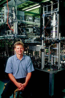 Kurt Gibble dans son laboratoire de Penn State à côté de sa fontaine atomique.