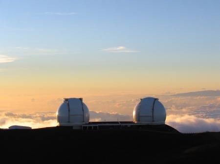 Juchés sur le mont Mauna Kea, les deux télescopes géants Keck 1 et 2, ne s'intéressent qu'au ciel mais ils gardent les pieds sur terre. Et parfois, elle tremble…