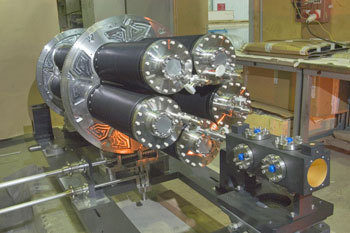 La cible du projet CNGS consiste en une serie de cylindres en graphite de 10cm de long distribués sur 2m de longueur. Elle a été créée pour donner un taux maximal de particules secondaires et de cette manière de neutrinos. Crédits : CERN