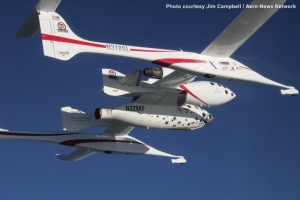 Le Spaceship 1 emporté par avion porteur, le White Knight, le 29 septembre 2004, au-dessus du désert de Mojave, en Californie. Le principe, imaginé par Burt Rutan et mis en œuvre par Scaled Composite, restera inchangé dans la version commerciale.