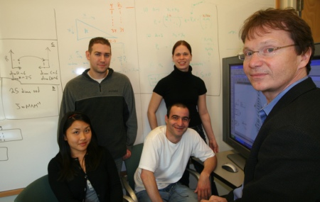 L'équipe de l'UCSD présente Bigg… De gauche à droite, Monica L. Mo, Scott A. Becker, Neema Jamshidi, Ines Thiele et Bernhard Palsson. Crédit : Jacobs School of Engineering / UCSD
