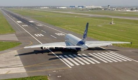 L'Airbus A380 en bout de piste, prêt à décoller pour son premier vol. Crédit Airbus.