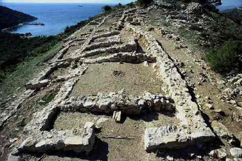 Photographie de l'acropole mycénienne mise à jour par Yiannis Lolos, sur l'île de Salamine.S'agit-il du fief d'Ajax ?  Si Lolos en est convaincu, ce fait n'est pas encore avéré...