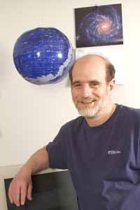 Andrew Gould, chef de file de MicroFUN collaboration, et professeur d'astronomie à l'université de l'Ohio