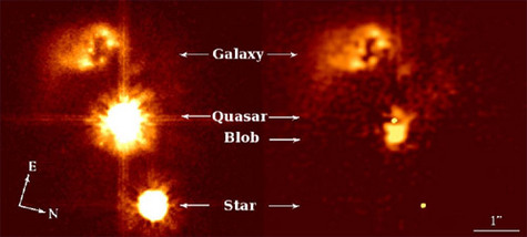 (A gauche) image HST du quasar HE0450-2958. Aucune galaxie hôte centrée sur le quasar n'est visible. On distingue la galaxie compagnon perturbée en haut de l'image. (A droite) Même image mais traitée par la méthode de déconvolution « MCS ». Le nuage gazeu