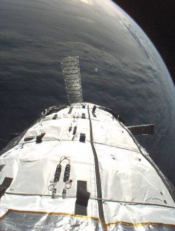Genesis-1 peu de temps après sa mise en orbite à 450 km d'altitude.