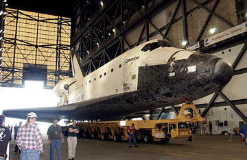 Columbia dans le VAB afin d'être préparée pour sa dernière mission, STS-107crédit : NASA