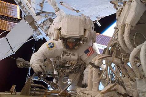 Sunita Williams durant la mission extravéhiculaire du 4 février 2006.