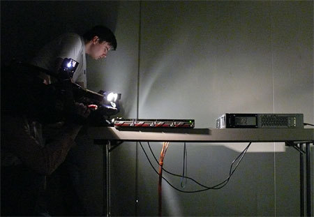 Dans les coulisses (parce que le bruit de la ventilation risquait de gêner Vladimir Kramnik), une équipe de télévision filme l'ordinateur (le boîtier à droite) sur lequel tourne Deep Fritz. Crédit : Chessbase.