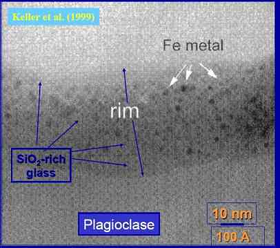 Vue au microscope de la couche de verre recouvrant les grains de poussière lunaire Il y apparaît des petites particules de fer en suspension(Crédits : NASA)