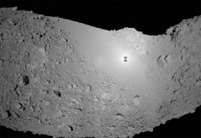 Image prise à 19h58 heure de Paris le 19 novembre par Hayabusa, à 380 mètres de la surface. On y voit l'ombre de la sonde sur l'astéroïde Itokawa.Crédits : JAXA