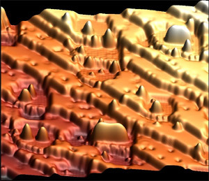 Cette image montre une surface de 28 par 28 nm sur laquelle a été réalisée l'expérience, composée de couches étagées de cuivre et de nitrure de cuivre où on est venu placer des structures d'atomes de manganèse: les surfaces plates correspondent au cuivre,
