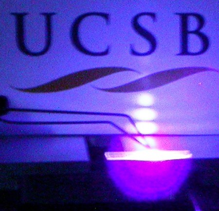 Première image produite par un laser non polaire, successeur possible de Blu-Ray et de HD-DVD. Crédit : UCSB/Solid State Lighting and Display Center