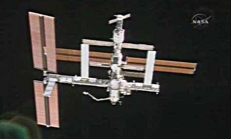L'ISS vue depuis la navette Atlantis qui s'en éloigne.