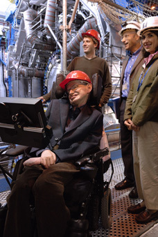 Stephen Hawking lors de sa visite de l'expérience ATLAS.