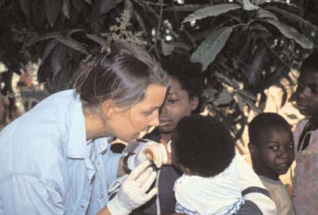 Prospection paludisme à Nkolbeck (100kms Est de Yaoundé, Cameroun),Sarah Bonnet (chercheur épidémiologiste).&copy; IRD Jean-Yves Meunier