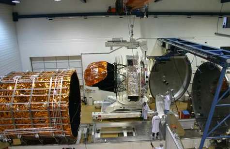Installation du satellite Planck à Liège
