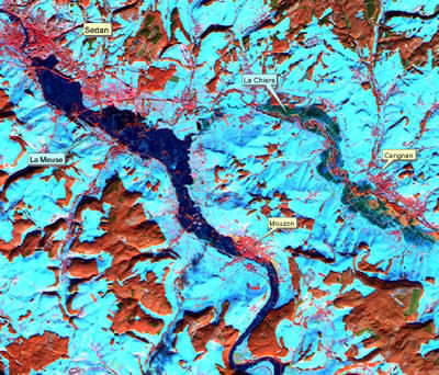 Vue obtenue par un satellite optique des inondations de la Meuse autour de la ville de Sedan, le 4 janvier 2002. Cette image Spot met en évidence les zones urbanisées en rouge et les villes menacées sont indiquées et identifiées. Un nouveau service mis en