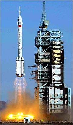 Lancement d'un vaisseau Shenzhou au moyen d'une fusée Longue Marche 2F. Crédit Agence spatiale de Chine.