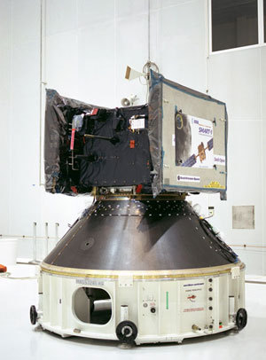 Smart-1 dans le Bâtiment S5 du Centre spatial de Kourou, avant son intégration dans le lanceur Ariane 5