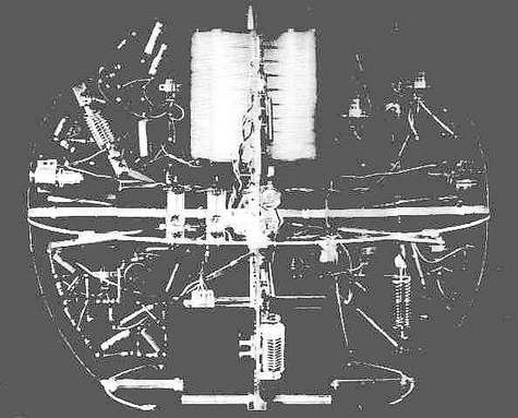 Vue intérieure du premier satellite artificiel, le Spoutnik-1. L'émetteur à lampes est ici bien visible.